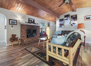 Smart TV, fireplace, video games - Bear Hollow by Sequoia National Park (Three Rivers)