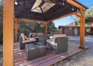 Terrace/patio - Bear Hollow by Sequoia National Park (Three Rivers)