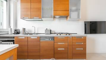 Frigorifero, microonde, forno, piano cottura