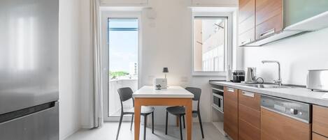 Een koelkast, een microgolfoven, een oven, een kookplaat