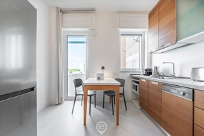 Een koelkast, een microgolfoven, een oven, een kookplaat