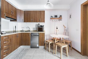 Microwave, stovetop, dishwasher, coffee/tea maker