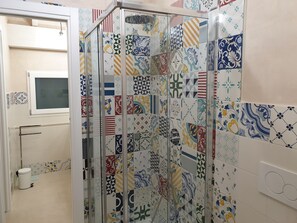 Ducha, secador de pelo, bidet, toallas