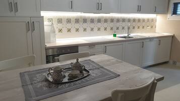 Four, plaque de cuisson, lave-vaisselle, cafetiĂšre/bouilloire