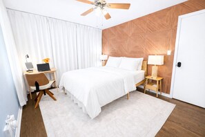 3 habitaciones, escritorio y tabla de planchar con plancha 