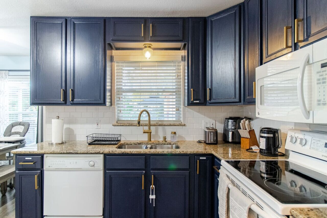 冷蔵庫、電子レンジ、食器洗い機、コーヒー / ティーメーカー