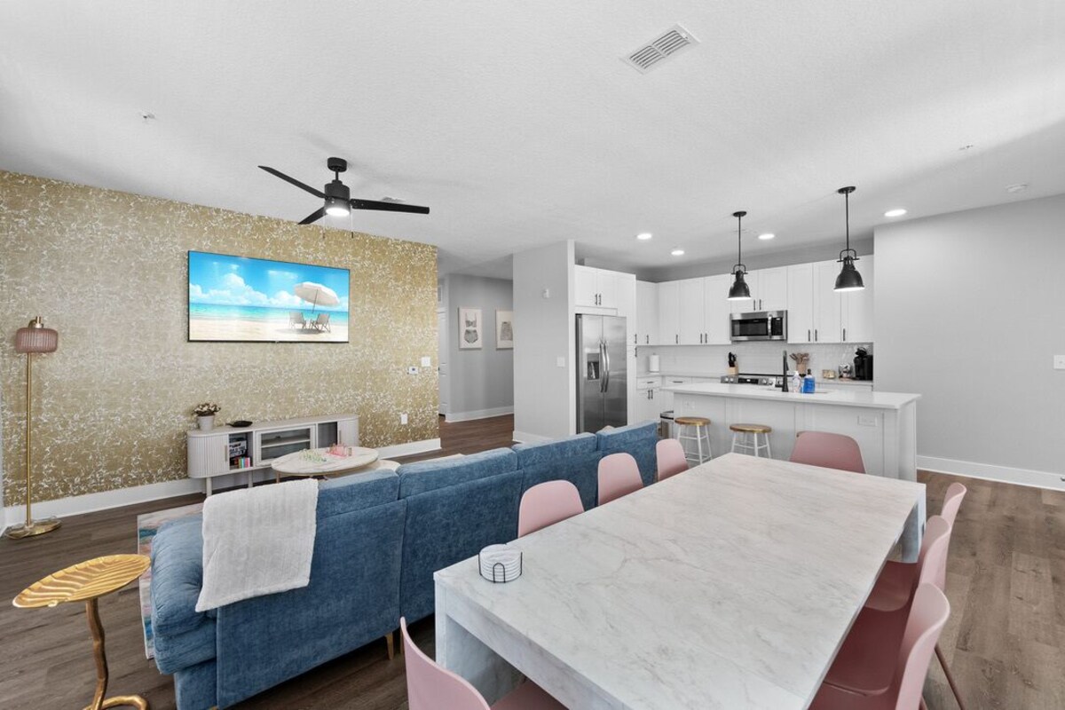 Paradise Escape: Stylish 3BR/2BA with Pool & Gym