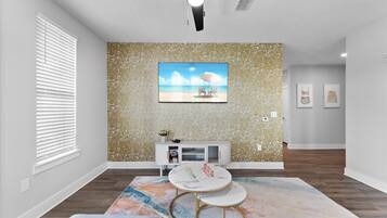 Een smart-tv, tafelvoetbal en een kantoor