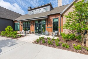 Exterior - Sunshine Escape for up to 16: 7BR/6BA, Pool & Gym (Jacksonville)