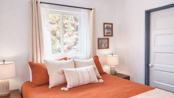 Deluxe Cabin, 1 Bedroom, Lake View | Free WiFi, bed sheets