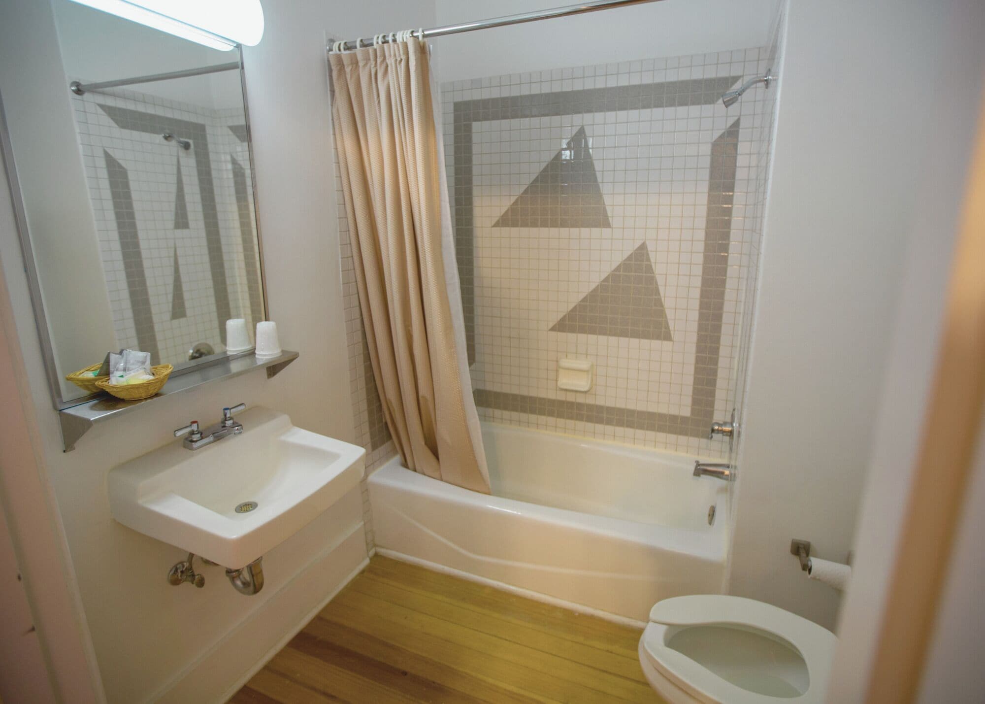 Une salle de bain avec une baignoire, un lavabo, des toilettes et un miroir.