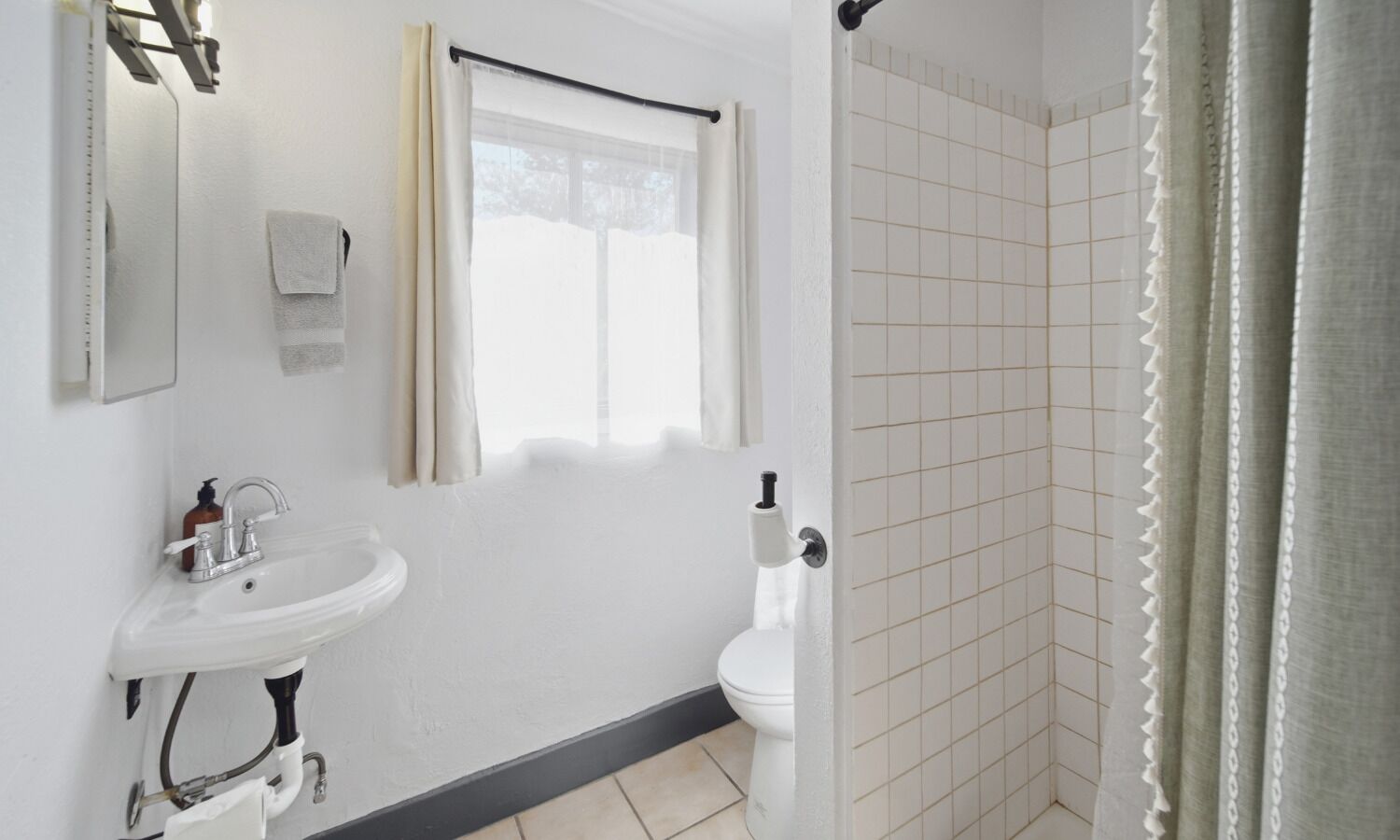 Cabaña Deluxe, 1 habitación, vista al lago | Baño | Amenidades de baño gratuitas 