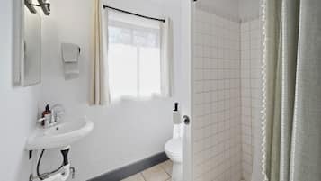 Cabaña Deluxe, 1 habitación, vista al lago | Baño | Amenidades de baño gratuitas