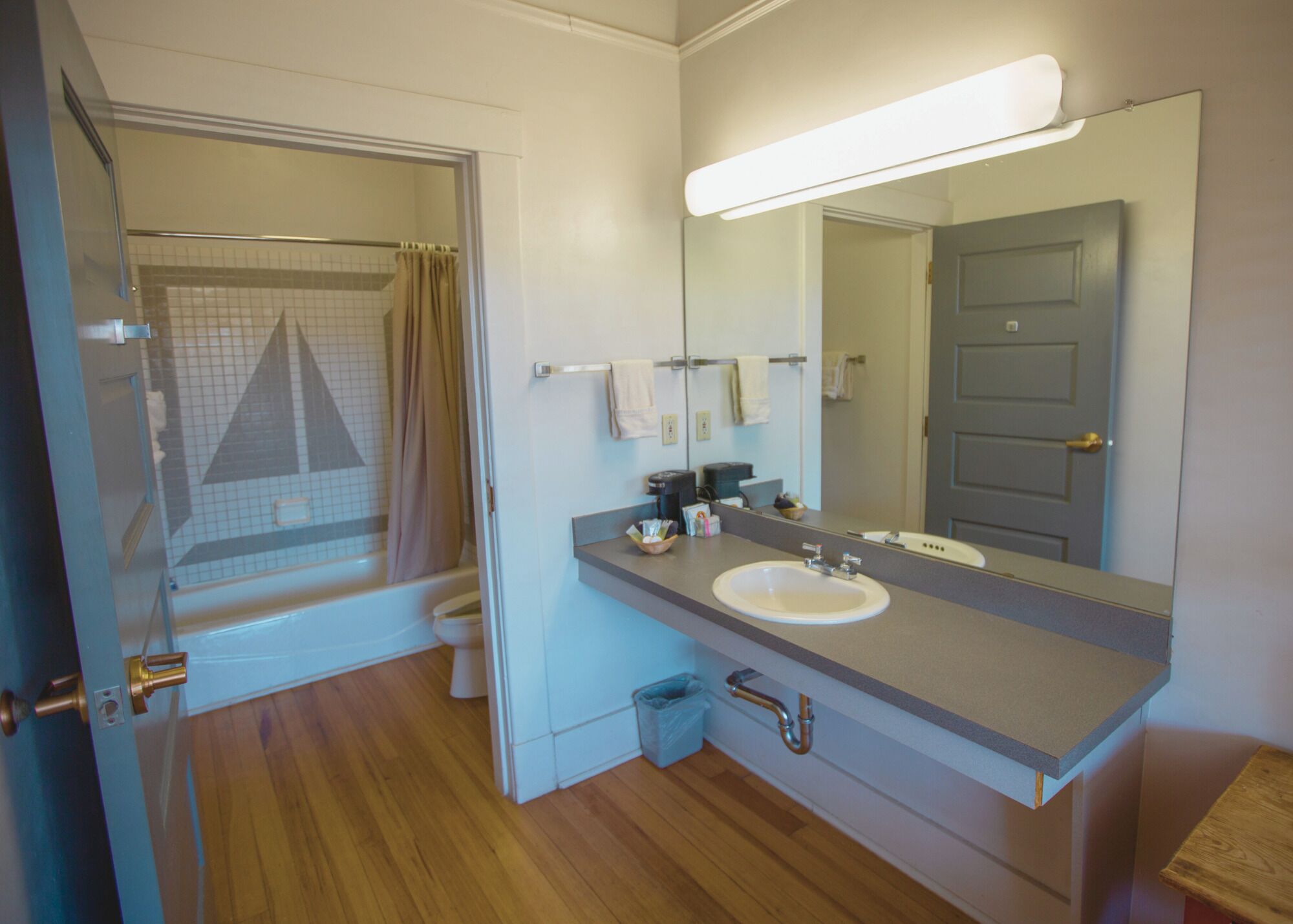 Comfort Room, 2 Queen Beds, Lake View | Bathroom | Free toiletries