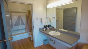 Comfort Room, 2 Queen Beds, Lake View | Bathroom | Free toiletries