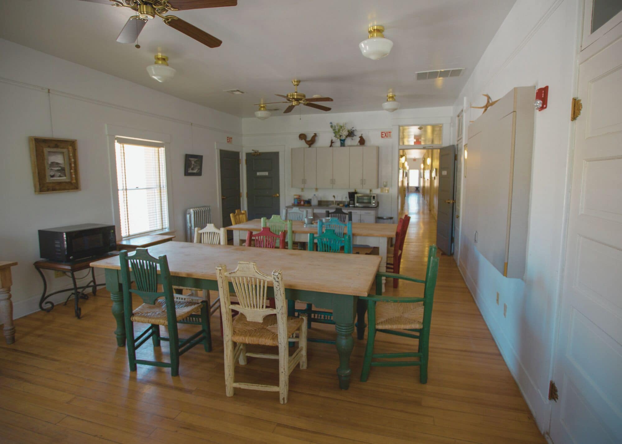 Minikylskåp, mikrovågsugn, kaffe- och tebryggare och pappersservetter