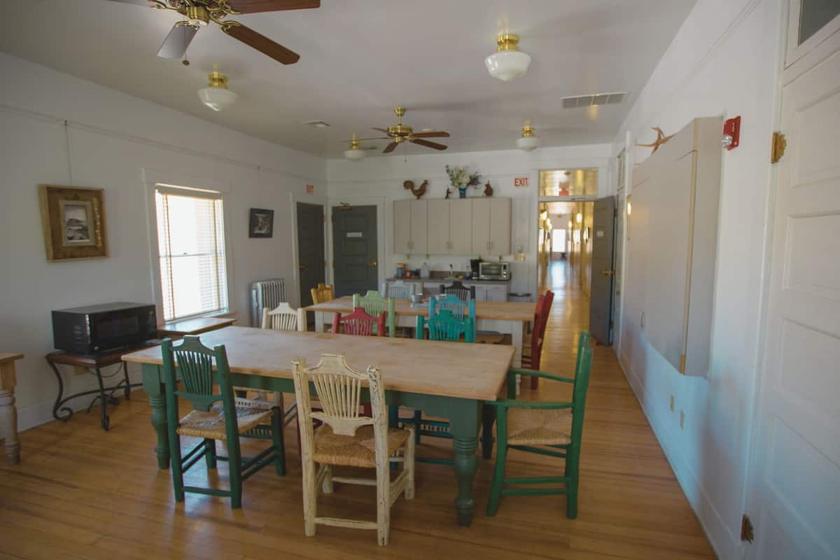 Minikylskåp, mikrovågsugn, kaffe- och tebryggare och pappersservetter