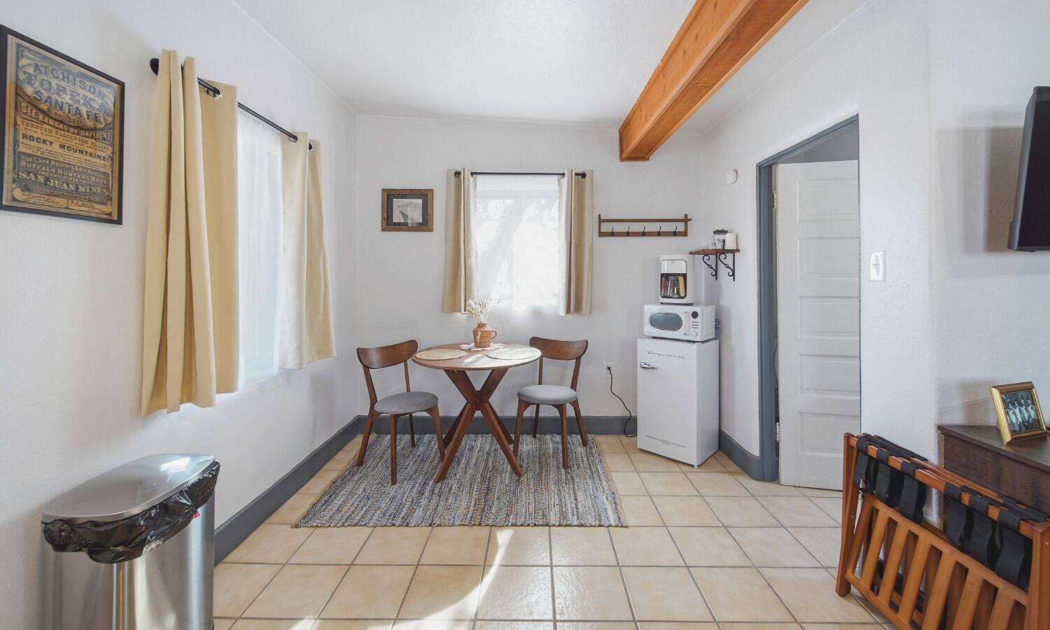 Chalet rustique Standard, 2 grands lits, vue sur le lac | Repas dans la chambre