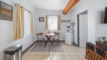 Chalet rustique Standard, 2 grands lits, vue sur le lac | Repas dans la chambre