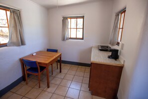 Cabaña Deluxe, 1 cama de matrimonio, cocina básica, vistas al lago | Servicio de comidas en la habitación
