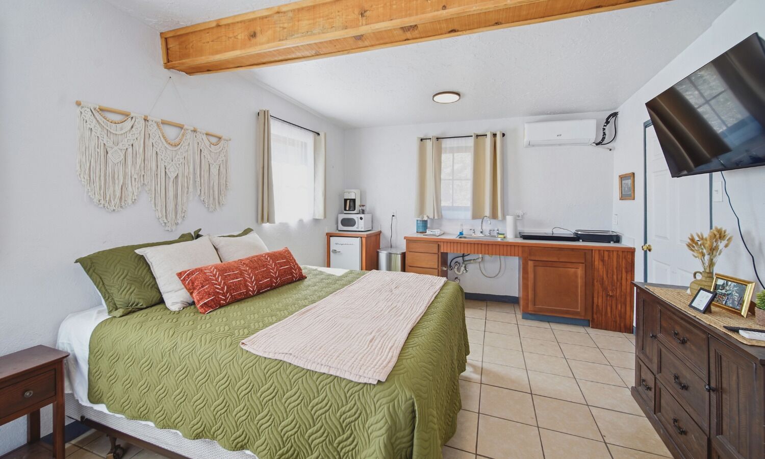 Cabana luxo, 1 cama Queen, cozinha americana, vista para o lago | Wi-Fi de cortesia, roupa de cama