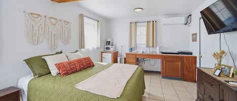 Deluxe Cabin, 1 Katil Ratu (Queen), Kitchenette, Lake View | Wi-fi percuma, cadar katil