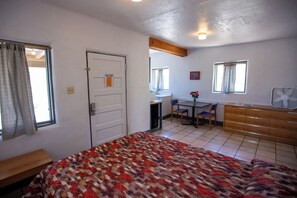 Cabaña estándar, 2 habitaciones, vistas al lago | 1 dormitorio, espacio para trabajar con un portátil, wifi gratis