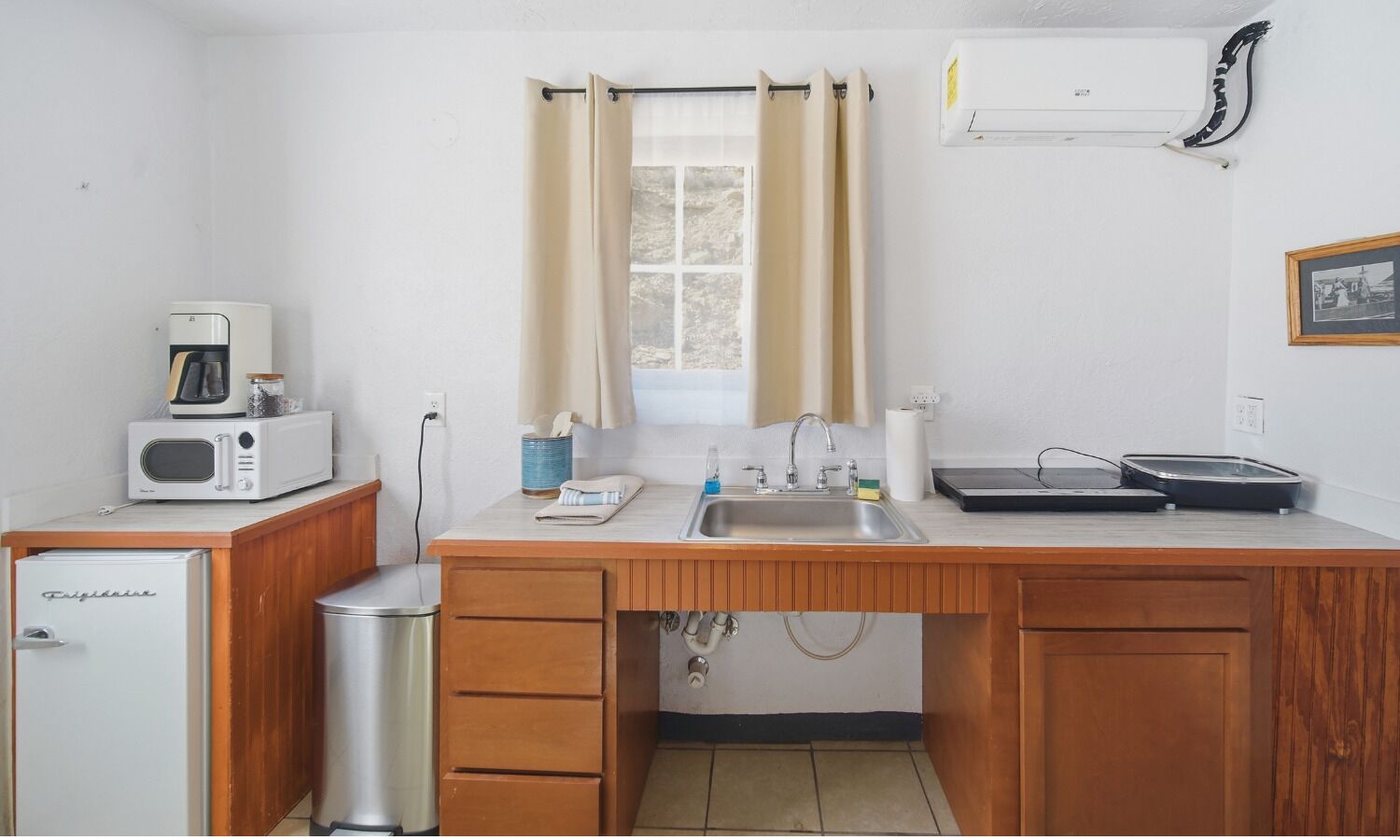 Deluxe Cabin, 1 Queen Bed, Kitchenette, Lake View | Private kitchenette | Mini-fridge, microwave, coffee/tea maker, paper towels