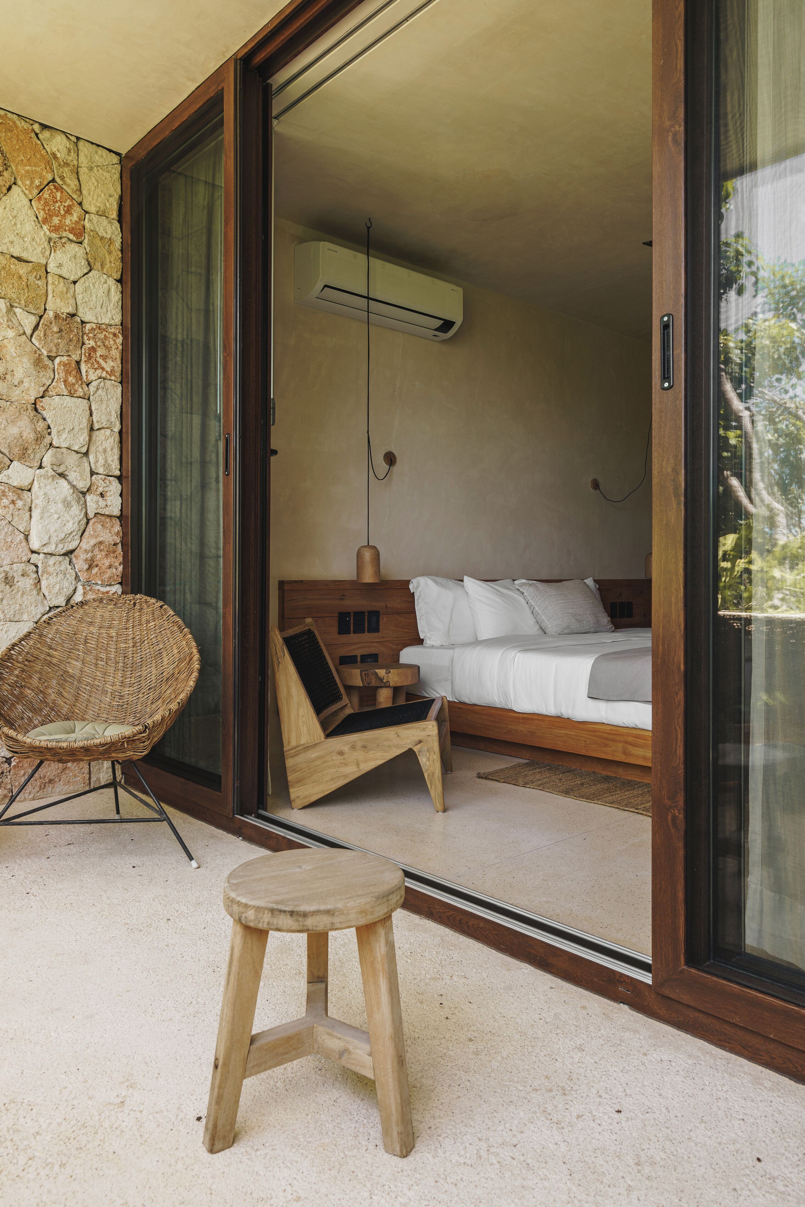 客房内保险箱、笔记本电脑工作区、遮光窗帘、熨斗/熨衣板