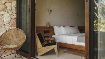 Safe på rommet, skrivebord for bærbar PC og blendingsgardiner