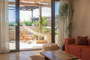 尊荣公寓, 1 间卧室, 花园景观 (5A) | 起居区 | 43-英寸智能电视(配备有线频道)