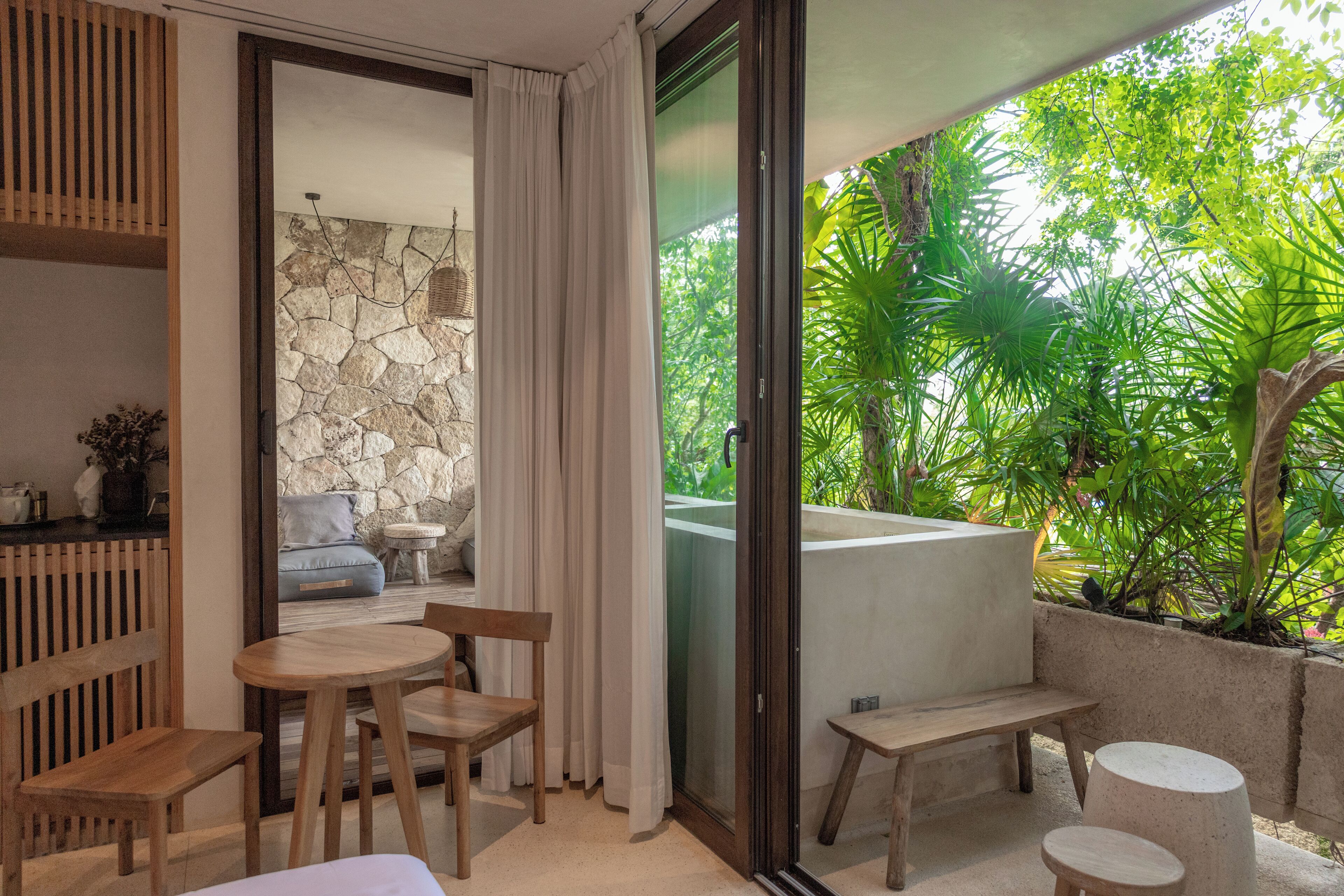 Apartment (4B) | In-room safe, laptop workspace, blackout curtains, iron/ironing board