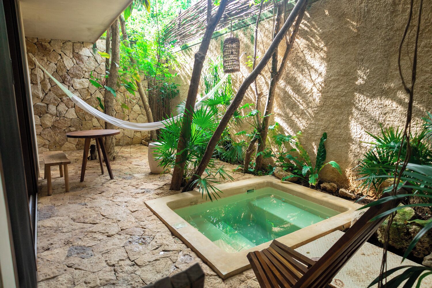 设计套房, 花园景观 (2B) | 起居区 | 43-英寸智能电视（配备有线频道）