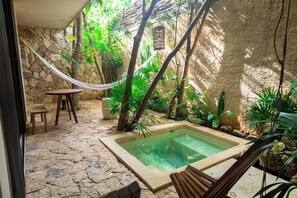 Svit Design - utsikt mot trädgården (2B) | Vardagsrum | 43-tums smart-tv med kabelkanaler