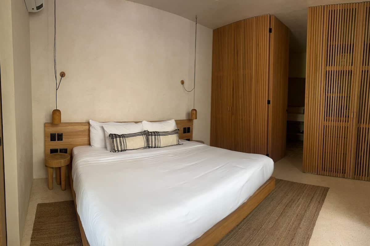 Design Apartment (4A) | In-room safe, laptop workspace, blackout curtains, iron/ironing board