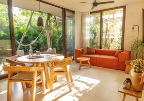 Apartment, 1 King-Bett, eigener Pool, Gartenblick (1A) | Esszimmer