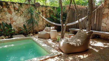 Leilighet (2A) | Oppholdsområde | En 43-tommers smart-TV med kabel-kanaler