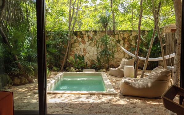 apartman (2A) | Nappalirész | 43 hüvelyk képátmérőjű 
okostévé, amelyen többféle kábelcsatorna nézhető