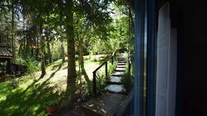 A wooden staircase leading into a forested area with a small wooden structure at the top. - Chalet avec piscine au Domaine du Lac de Goulens (LAYRAC)