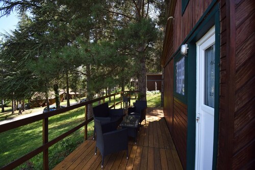 Petit chalet au Domaine du Lac de Goulens -piscine