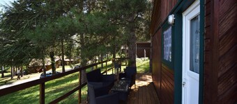 Petit chalet au Domaine du Lac de Goulens -piscine