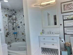 Een haardroger, handdoeken, zeep, shampoo