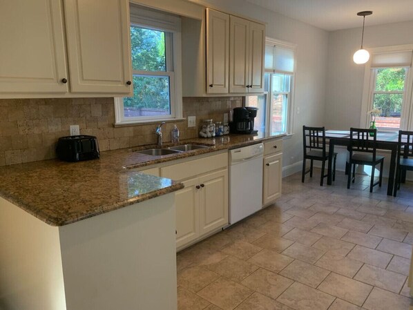 雪櫃、微波爐、焗爐、爐具