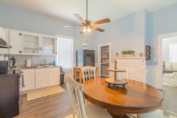 Frigorífic, microones, placa de cuina i rentaplats 