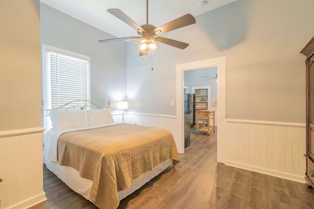 1 bedroom, free WiFi, bed sheets. Mill District Bungalow close to Downtown and Fort Moore