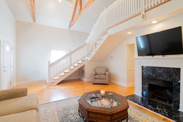 Smart TV, fireplace - Beautifully renovated home in Midtown that is close to downtown and Ft Moore (Columbus)