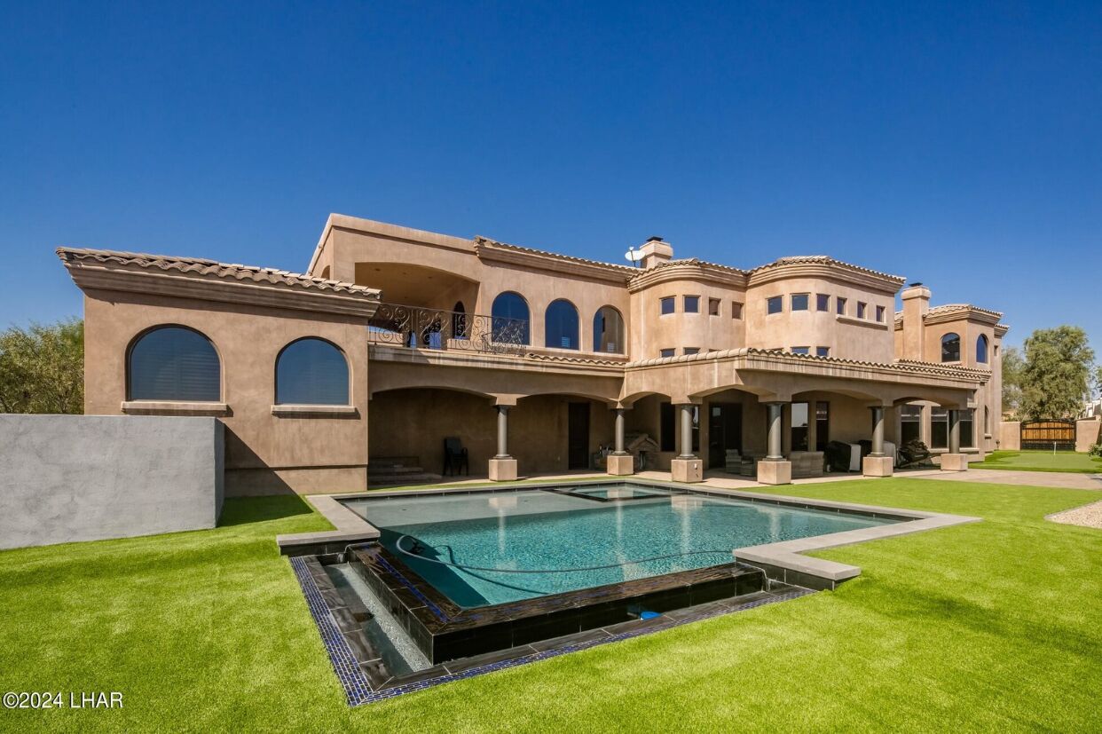 Spacious 4-bedroom house in lovely Lake Havasu City with WiFi, fitness room