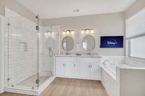 Secadora de cabello, toallas, jabón, papel de baño 