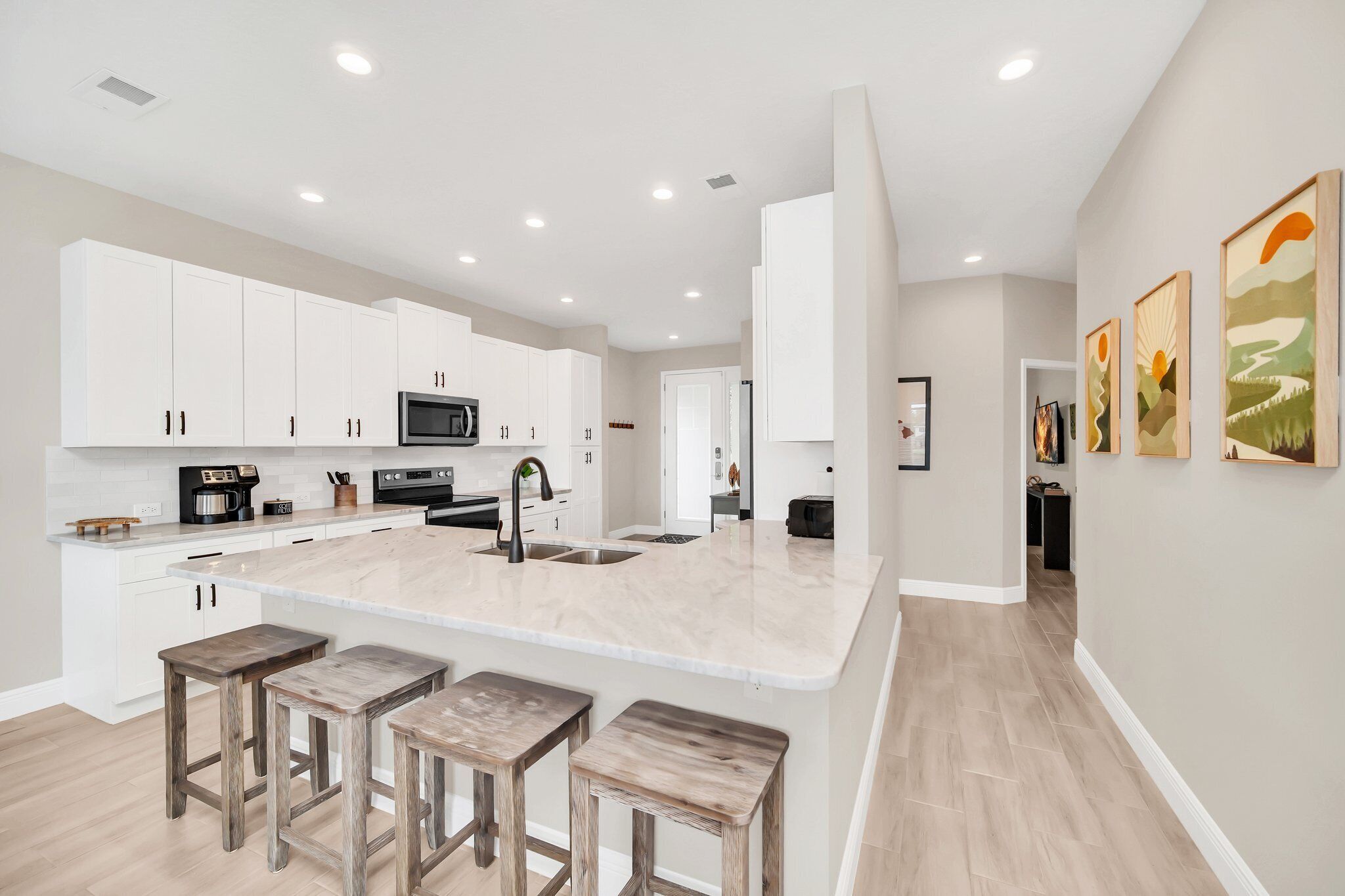 Frigorifero, microonde, forno, piano cottura