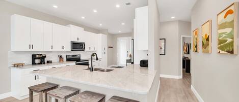 Frigorifero, microonde, forno, piano cottura